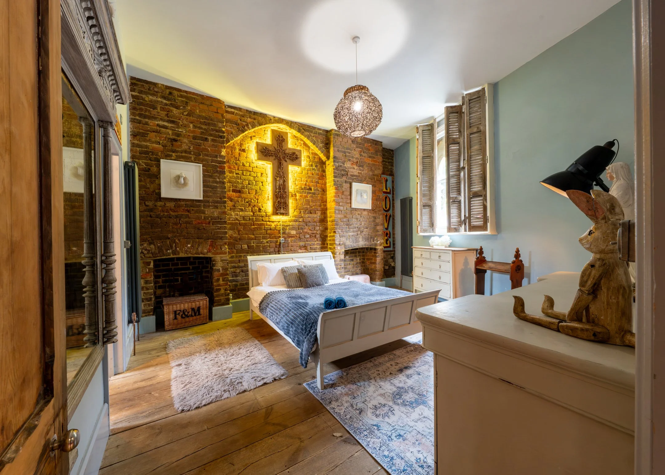Guest bedroom — alternative angle