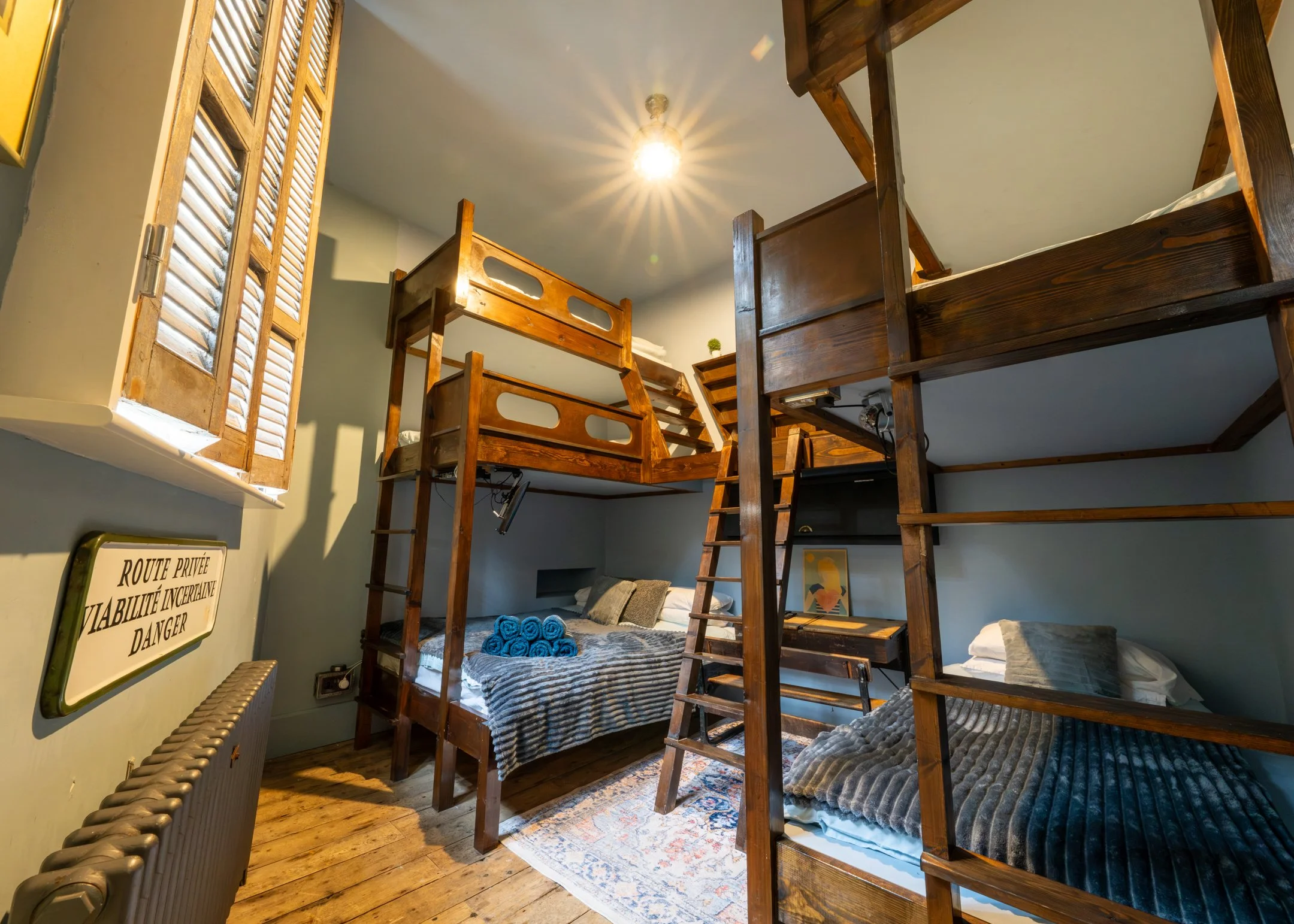 Twin bedroom — alternative angle