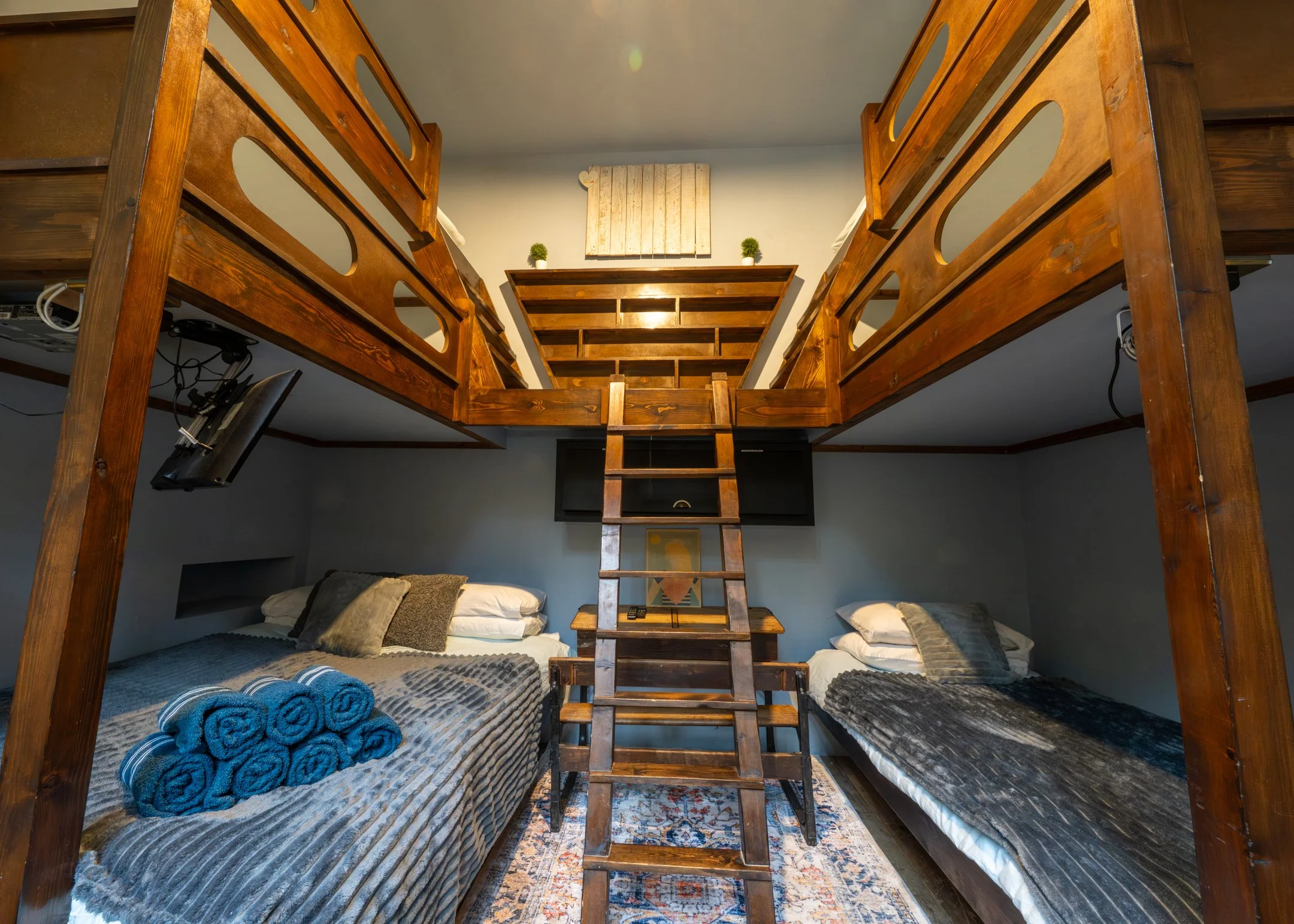 Twin bedroom — alternative angle